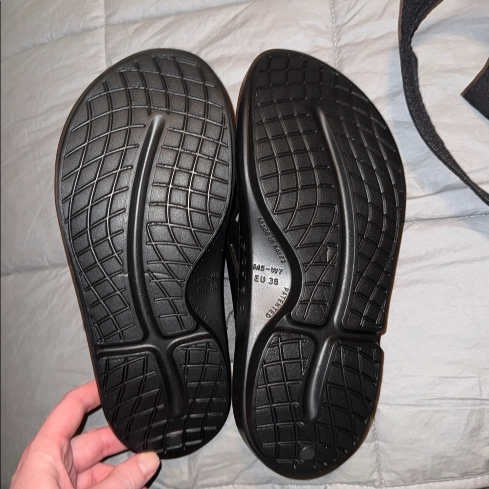 OOFOS Black Recovery Footwear - Picture 6 of 6